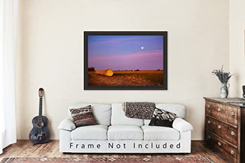 Снимка в стил Кънтри, Принт (без рамка), Изображението на Кървава Луна над кръгли тюками сено в полето по изгрев слънце в Оклахома,