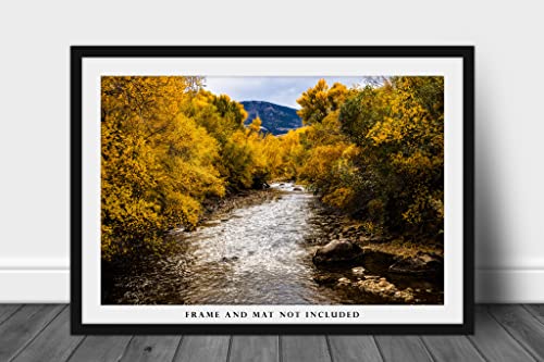 Снимка на Скалистите планини, Принт (без рамка), Изображението на река Уинд заобиколен от есенни цветя в Есенен ден в Уайоминг,
