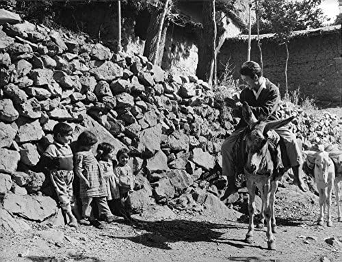 Реколта снимка на Жак Шарье, наблюдателя на малки деца, седят на муле.